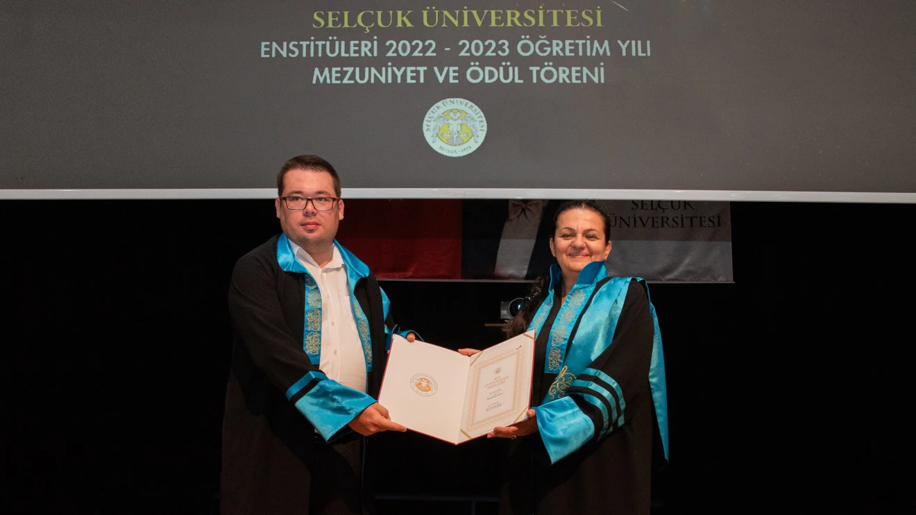 Selçuk Üniversitesinde lisansüstü eğitim mezunları cübbelerini giydi